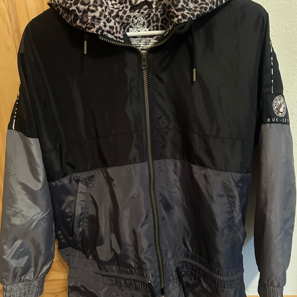Buc-ees women’s black  and Gray Full-Zip Windbreaker with Leopard Hood Lining